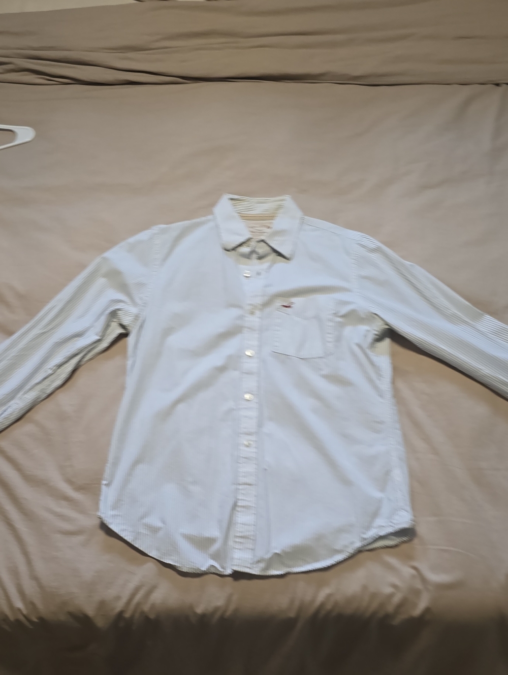 Hollister Men's White and Light Blue Pinstripe Button-Up Shirt